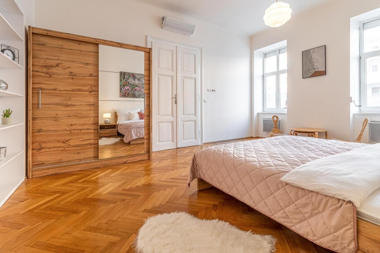 Stylish Luxury Flat In Old Town Apartman Pozsony Kültér fotó